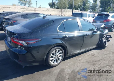 2022 Toyota Camry Le z USA, uszkodzony, nr VIN 4T1C11AK2NU682472